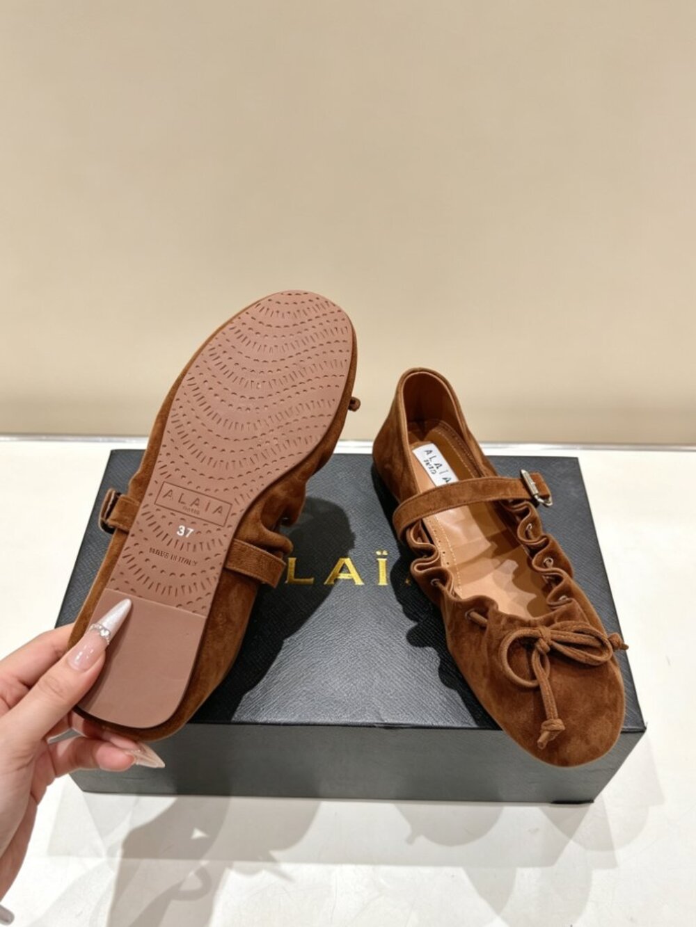 ALAÏA Bow-Detailed Suede Mary Jane Flats - Picture 3 of 6